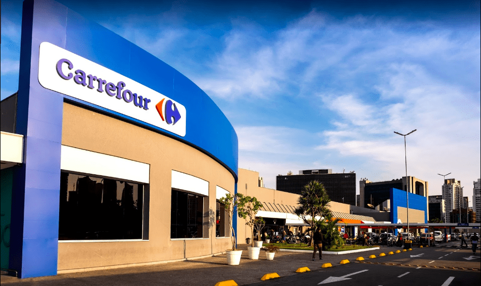 Featured image for “Carrefour é agora 7,8% brasileiro com a saída de Bernard Arnault”