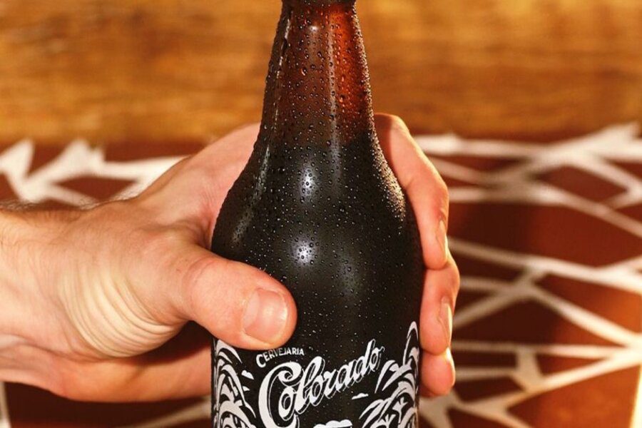 Featured image for “Ambev já comercializa cerveja em garrafa feita 100% com cacos de vidro”