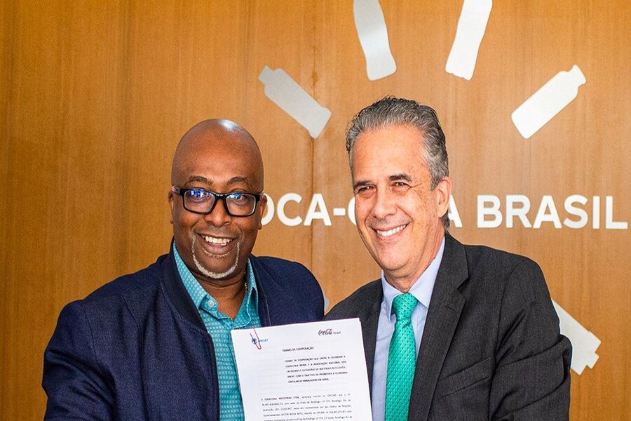 Featured image for “Coca-Cola Brasil e ANCAT fecham acordo para colocar catadores no centro da economia circular”