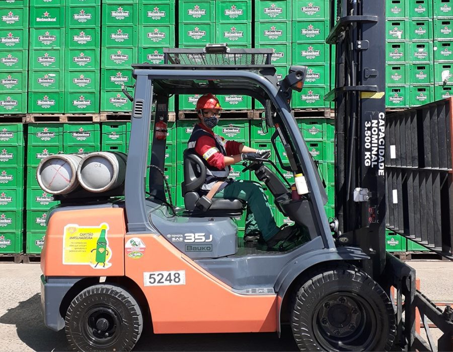 Featured image for “Heineken coloca mulheres para dirigir caminhões e empilhadeiras”