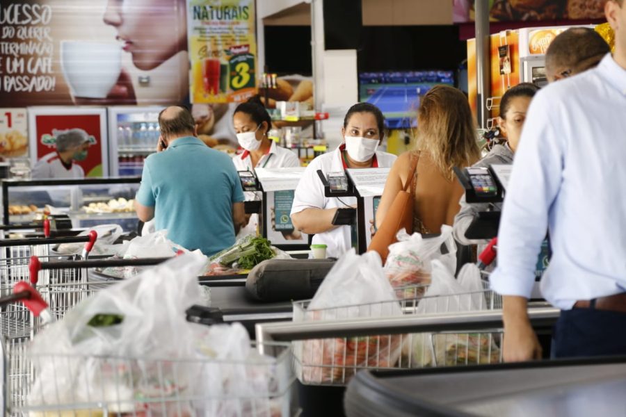 Featured image for “Consumidor compra menos  pressionado pela inflação e corte na renda”