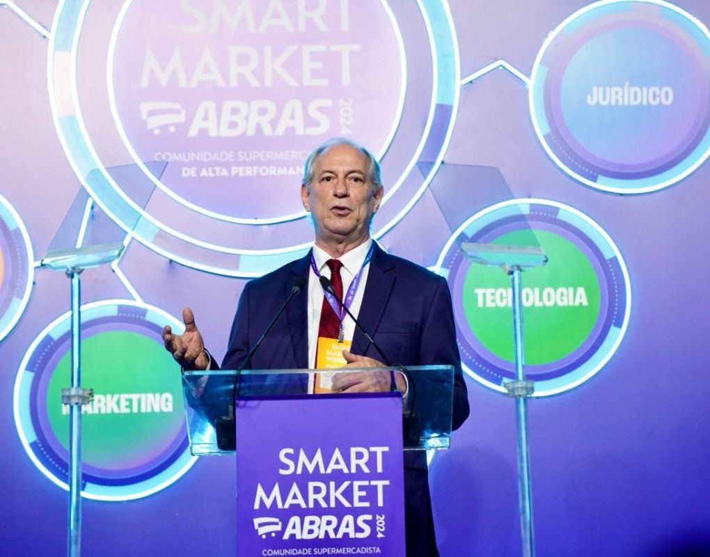 Featured image for “Ciro Gomes fala para plateia lotada no Smart Market ABRAS 2024”